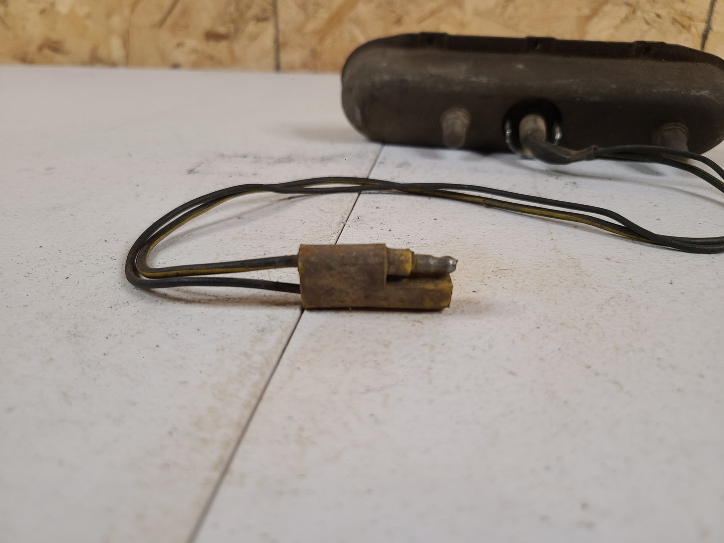 1971 Chysler New Yorker Front LH Side Marker Light Assembly Part# 3420863