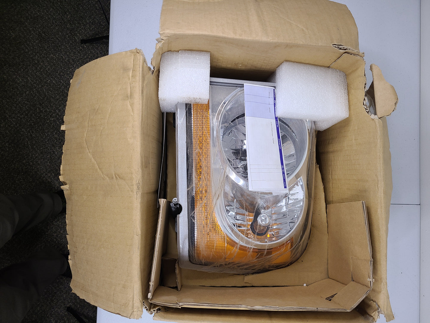 NEW IN BOX 2004-2005 Durango Replacment LH Headlight