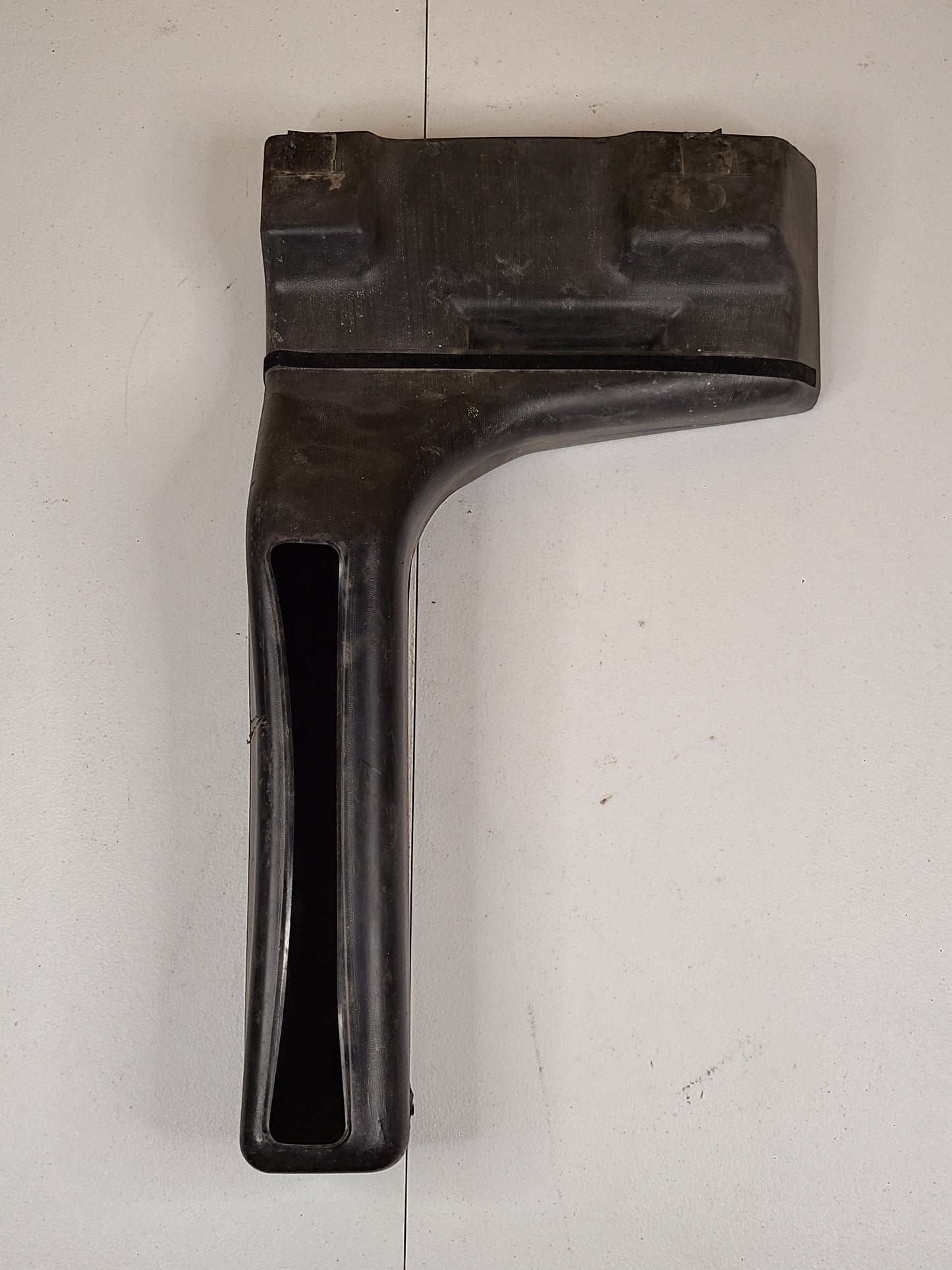 2001-2007 GM Duct Body Rear Outer Panel Pressure Relief Valve Part# 15094724